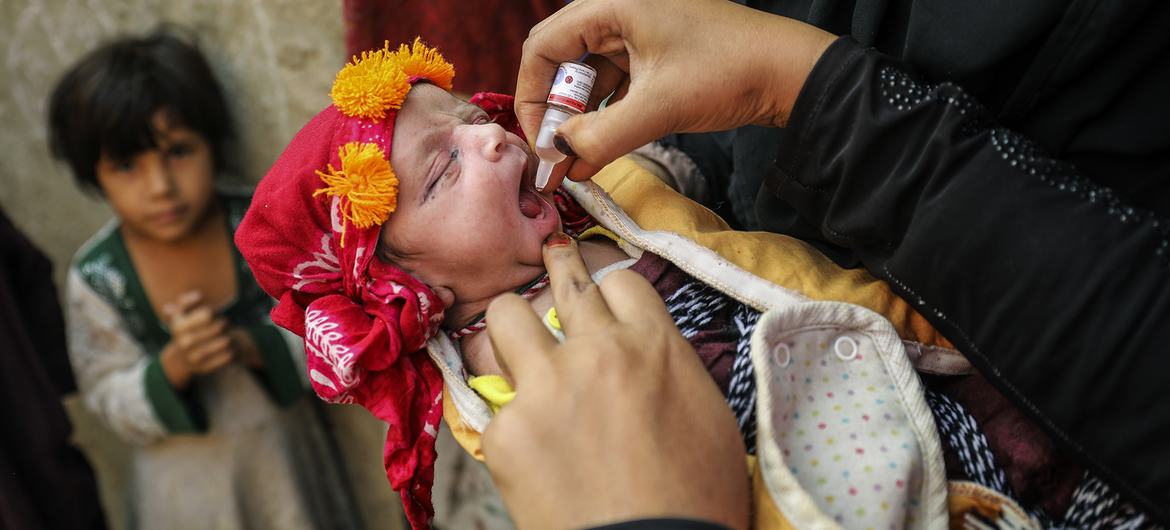 Un nouveau-né de 13 jours reçoit le vaccin contre la poliomyélite dans la ville de Gadab, dans la province de Karachi Sindh, au Pakistan.
