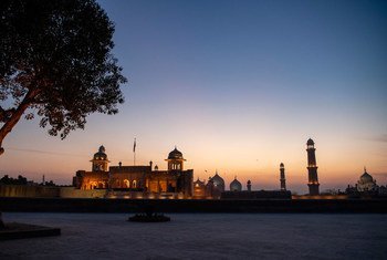 पाकिस्तान के पंजाब प्रान्त में लाहौर स्थित बादशाही मस्जिद का एक दृश्य.