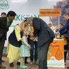 Le Secrétaire général de l'ONU, António Guterres, administre le vaccin de la polio dans une école lors d'une visite à Lahore,au Pakistan.
