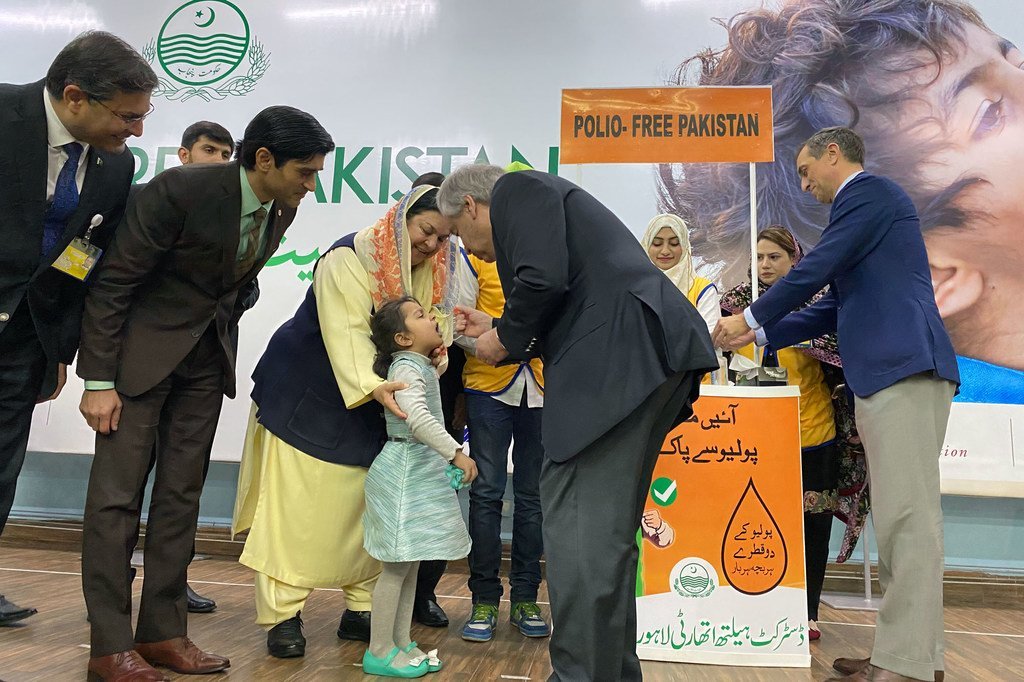 Le Secrétaire général de l'ONU, António Guterres, administre le vaccin de la polio dans une école lors d'une visite à Lahore,au Pakistan.