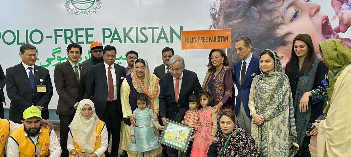 El Secretario General, António Guterres, se reúne con niños, funcionarios del Gobierno y trabajadores sanitarios durante su visita a Pakistán.