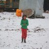 सीरिया में विस्थापितों के लिए बनाए गए एक अस्थाई शिविर में रह रही एक बच्ची.