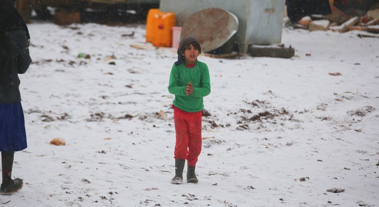 Un niño camina sobre la nieve en un asentamiento informal acabado de construir. El enclave recibe a familias recientemente desplazadas de las provincias de Idlib y Alepo, en el noroeste de Siria.