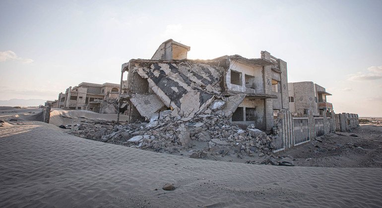 Des maisons endommagées par le conflit aux abords d'Aden, au Yémen.
