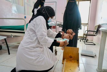 也门亚丁一家医院的一名护士对患有严重营养不良的两个月大的婴儿进行了称重和测量。
