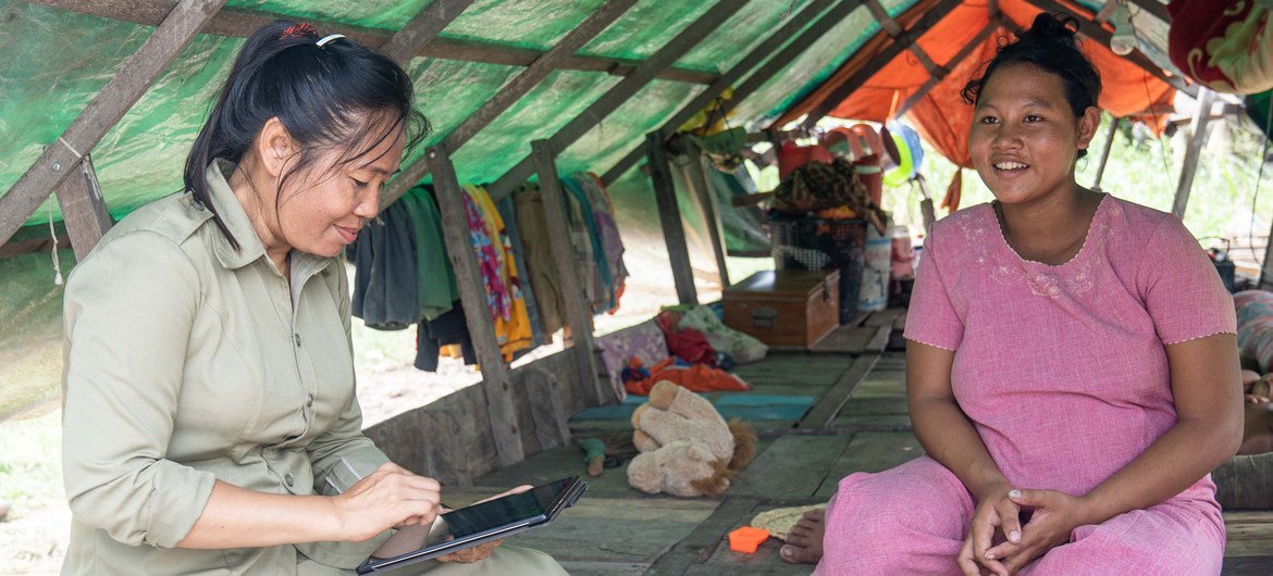 Une fonctionnaire enregistre une femme cambodgienne au programme de carte IDPoor au moyen d’une tablette électronique fournie par le PNUD avec le soutien du gouvernement australien. 