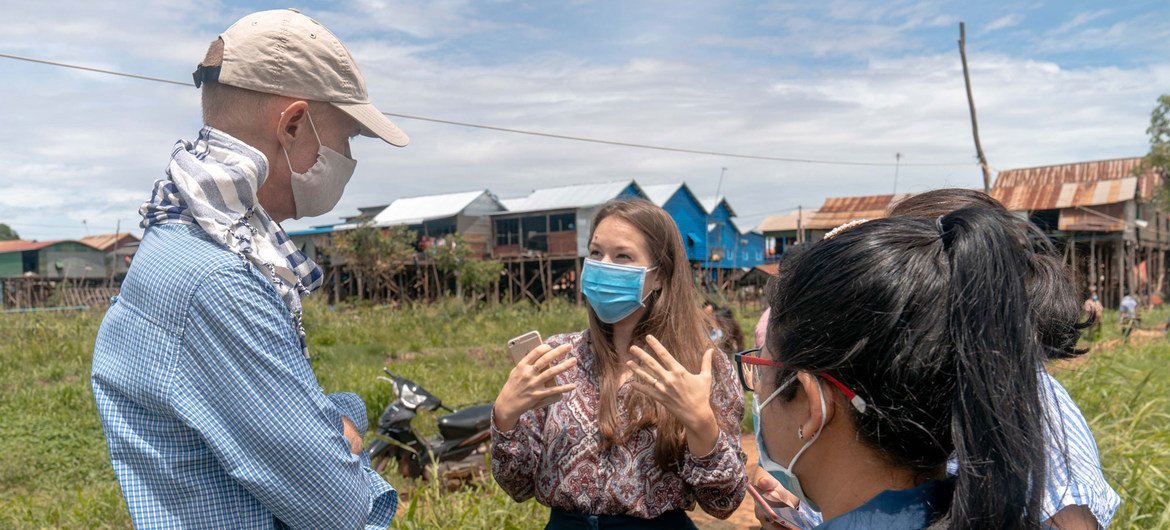 Nick Beresford (à gauche), Représentant résident du PNUD au Cambodge, visite une communauté qui bénéficie du programme de transferts en espèces.