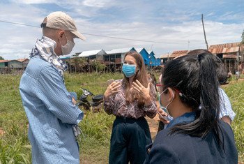 El coordinador residente del PNUD en Camboya, Nick Beresford, visita una comunidad beneficiada con las transferencias de dinero.