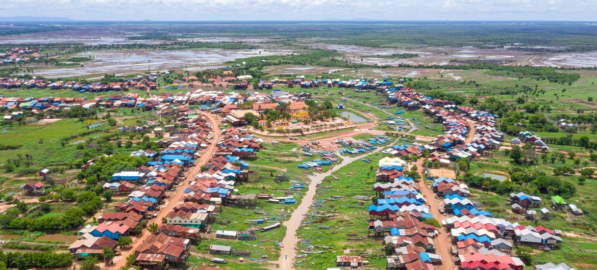 El gobierno de Camboya emitió tarjetas de transferencias de dinero para las familias más pobres.