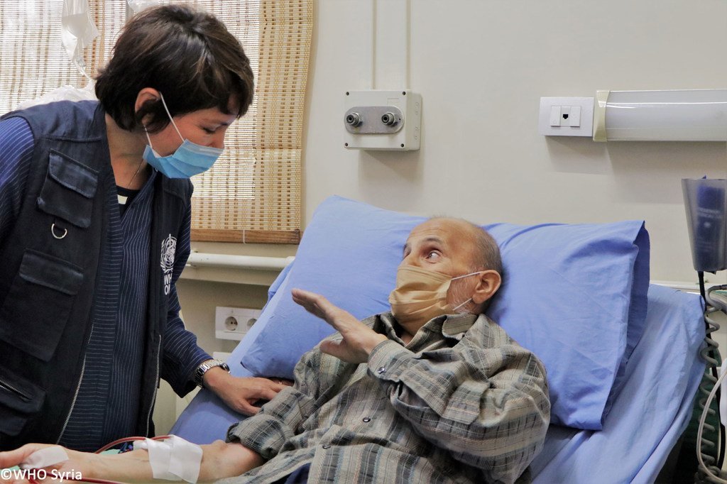 Dr. Akjemal Magtymova, Représentante de l'OMS en Syrie, rencontre un patient danss un hôpital.