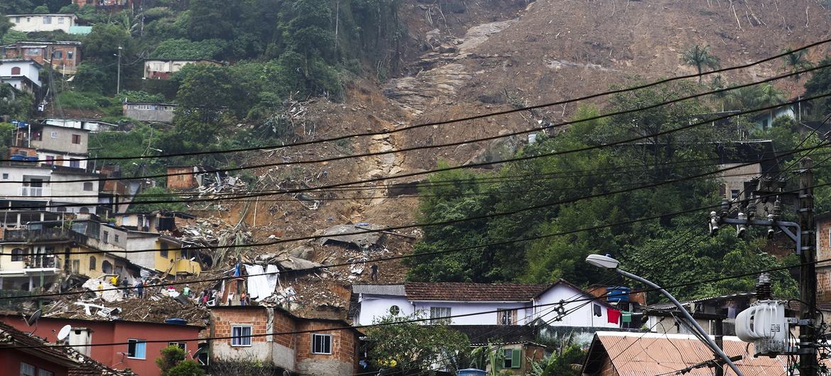 Fortes chuvas levaram a deslizamentos de terras e desabamentos de casas e construções, muitas em áreas de risco. Pelo menos 120 pessoas morreram e mais de 110 estão desaparecidas