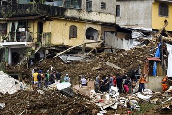 Bombeiros, moradores e voluntários trabalham no local do deslizamento no Morro da Oficina, após a chuva que castigou Petrópolis, na região serrana do Rio de Janeiro