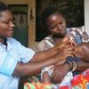 Un agent de santé administre un vaccin contre la polio à un nourrisson dans un hôpital du Malawi.   
