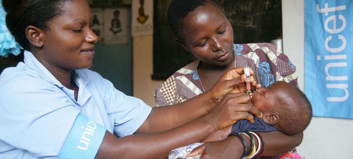 Profissional de saúde administra uma vacina contra a poliomielite a uma criança em um hospital no Malawi