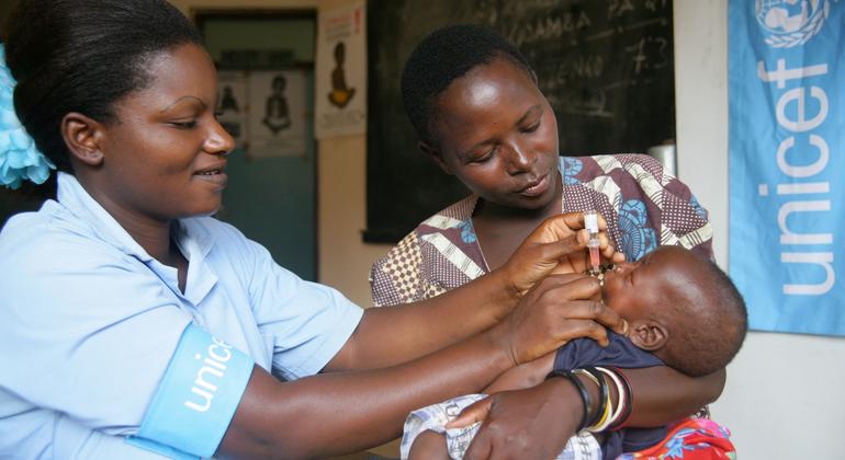 Una trabajadora sanitaria administra una vacuna contra la poliomielitis a un bebé en un hospital de Malawi.