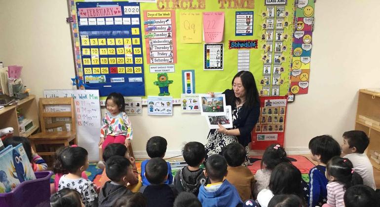 美国纽约圣约翰大学社会学系教授卓越在女儿的幼儿园给来自不同文化背景的小朋友做讲座