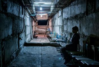 在乌克兰顿涅茨克，一名年轻女孩站在学校地下室的防空洞里。