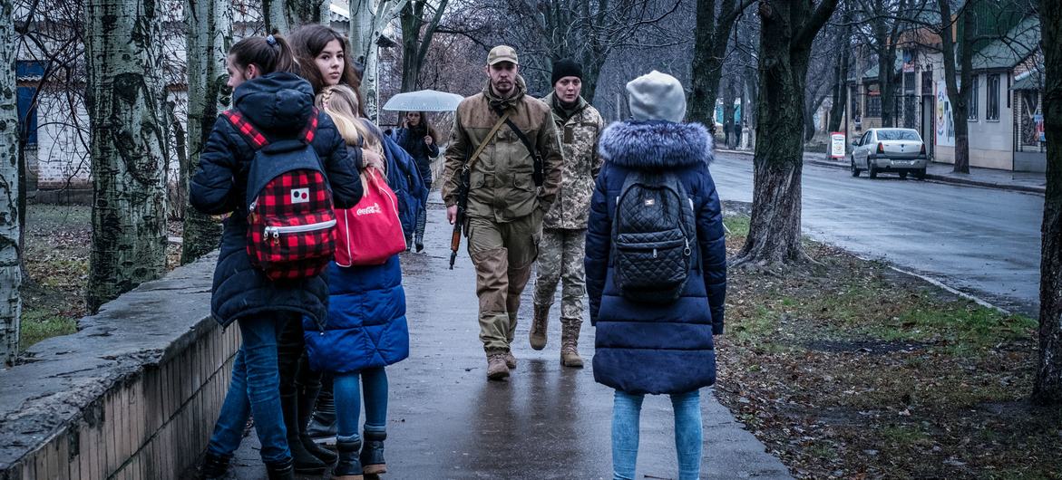 (من الأرشيف) جنود وطلاب يسيرون في أحد شوارع كراسنوهوريفكا، دونيتسك أوبلاست، أوكرانيا.