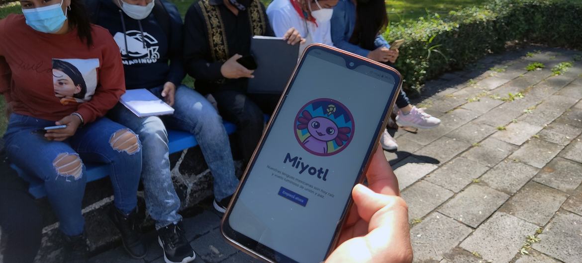 Students and participants of the Miyotl Learn an Indigenous Language project interact with the Miyotl application at the Universidad Autónoma Chapingo headquarters on February 9, 2021.