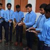 भारत के छत्तीसगढ़ राज्य में हाथ धोते छात्र. अपने हाथों को लगातार स्वच्छ रखने से कोविड-19 का संक्रमण रोकने में मदद मिल सकती है.