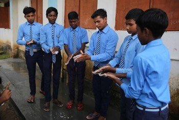 भारत के छत्तीसगढ़ राज्य में हाथ धोते छात्र. अपने हाथों को लगातार स्वच्छ रखने से कोविड-19 का संक्रमण रोकने में मदद मिल सकती है.