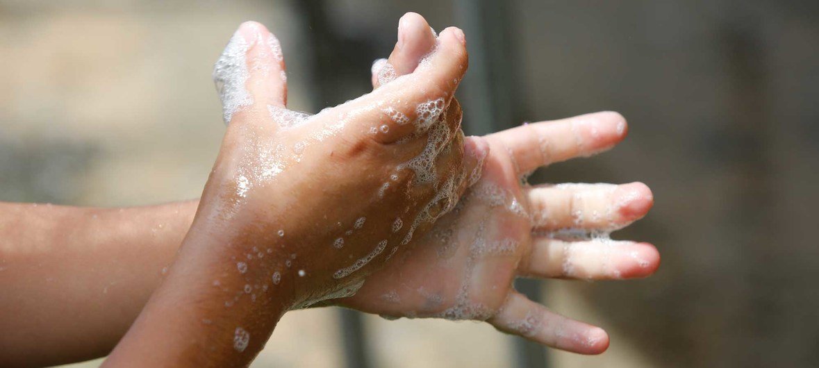В рамках кампании ЮНИСЕФ дети в Венесуэле учатся правильно мыть руки. 