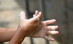联合国儿童基金会在委内瑞拉开展一项健康运动，让孩子们学习如何洗手。
