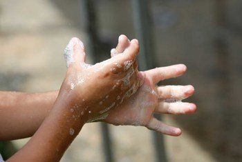 Niños aprenden a lavarse las manos durante una campaña de salud de UNICEF en Venezuela