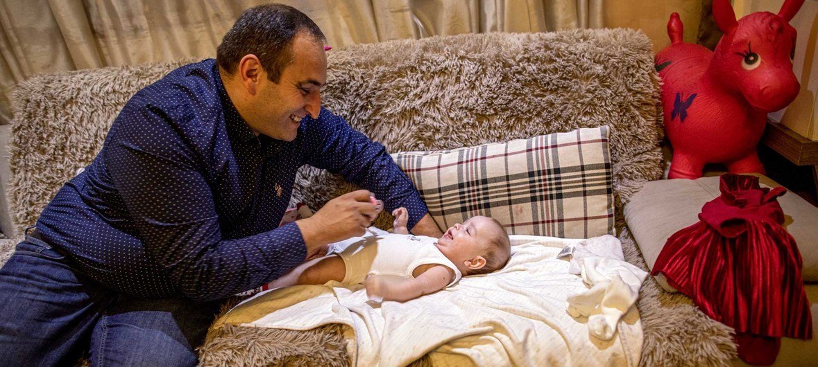 Житель Еревана Арутюн Дарбинян со своей новорожденной дочерью Ланой.