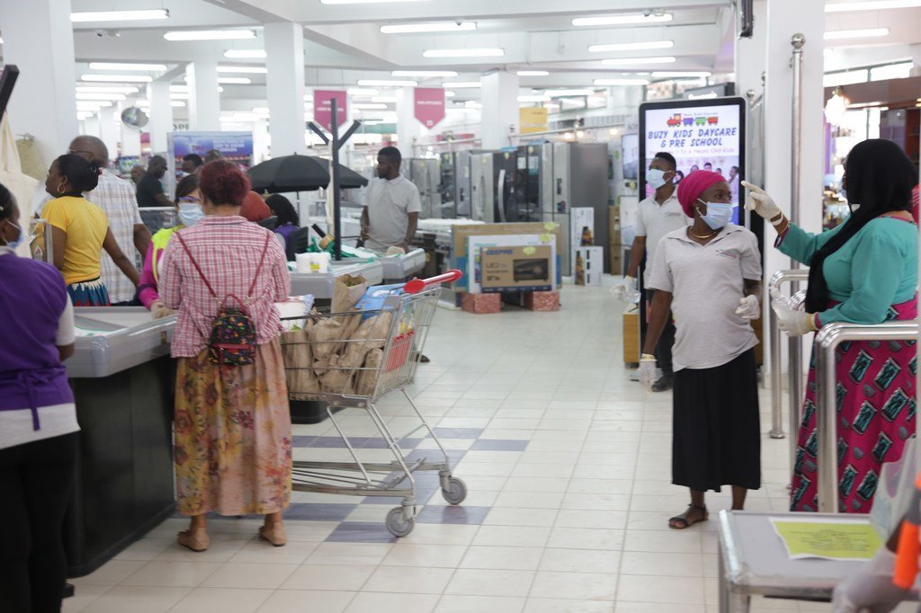 在坦桑尼亚宣布发现2019冠状病毒病例后，该国实施了新措施。图为达累斯萨拉姆的一个购物中心。