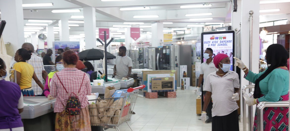 在坦桑尼亚宣布发现2019冠状病毒病例后，该国实施了新措施。图为达累斯萨拉姆的一个购物中心。