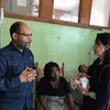 لوي بيرسون نائب مدير قسم الصحة في منظمة اليونيسف، خلال زيارته لمستشفى للأطفال تدعمه اليونيسف في هايتي