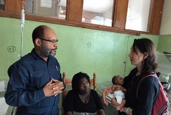 Luwei Pearson (derecha), la jefa interina de la Sección de Salud de la División de Programas de UNICEF en la Sala de Pediatría del Hospital Universitario de Haití - Proyecto Neonatal apoyado por UNICEF.