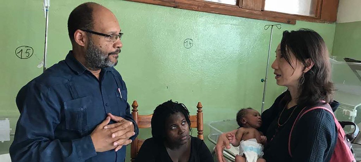 海地教学医院儿科病房——儿基会支持的新生儿项目。右为儿基会项目司健康处负责人吕薇。