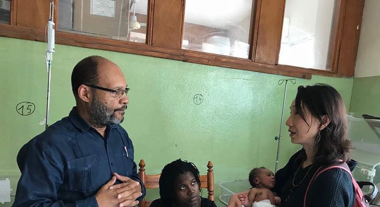 海地教学医院儿科病房——儿基会支持的新生儿项目。右为儿基会项目司健康处负责人吕薇。