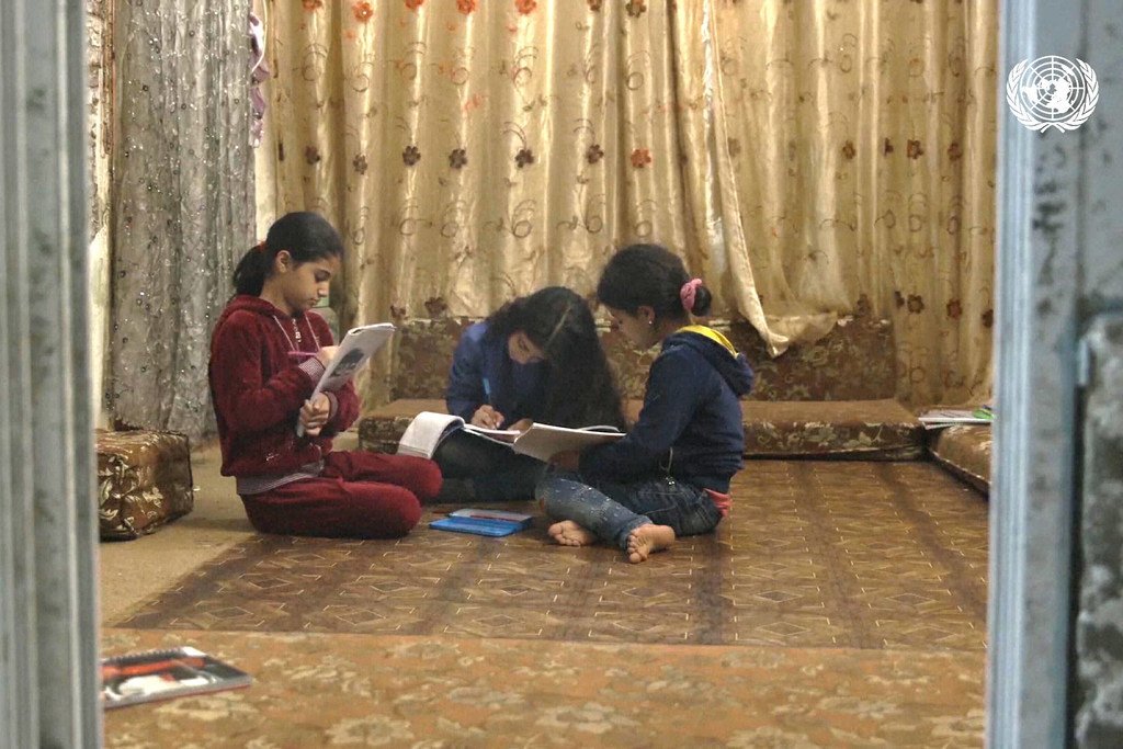 نعمت، لاجئة سورية، تساعد أخوتها في دراستهم