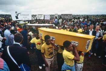 वर्ष 1985 में नस्लीय भेदभाव के उन्मूलन के अन्तरराष्ट्रीय दिवस पर दक्षिण अफ़्रीकी पुलिस द्वारा मारे गए लोगों के ताबूतों को ले जा रहे शोकाकुल लोग. 