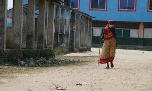 老年妇女尤其容易受到年龄歧视的影响。图中，一名69岁的妇女在尼泊尔的一个村庄中行走。