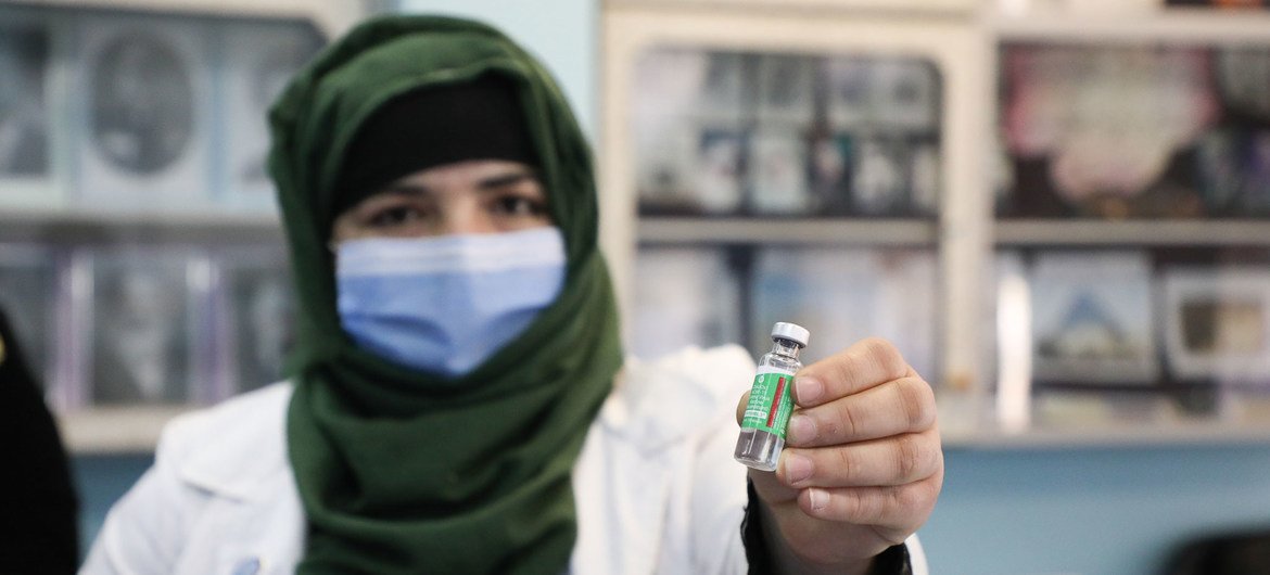Professora de uma escola para meninas em Cabul sendo vacinada contra a Covid-19