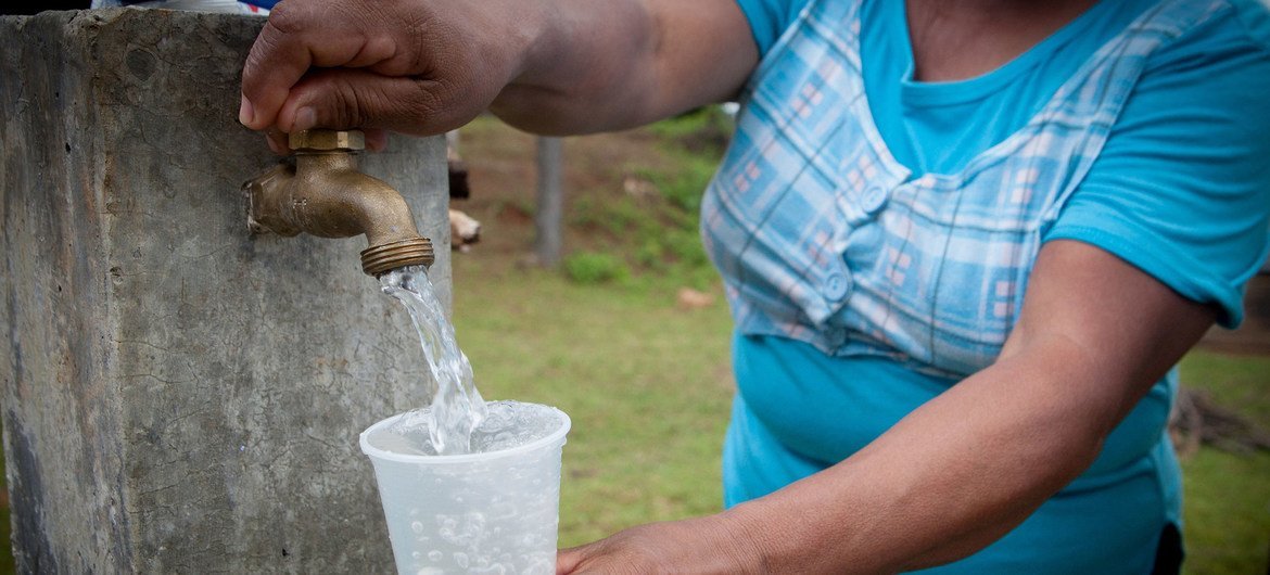 Una habitante de localidad de Las Lomas, Panamá, accede al agua potable.