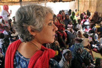 世卫组织的首席科学家苏米亚·斯瓦米内森在苏丹首都喀土穆的一个保健中心会见南苏丹难民。