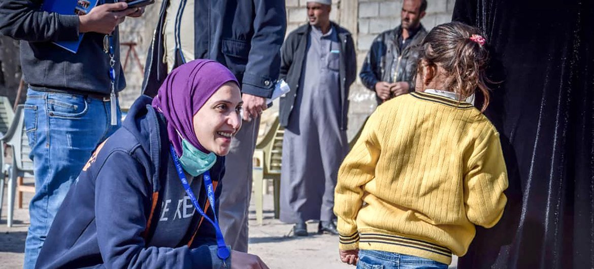 ديما النائب، مديرة مكتب صندوق الأمم المتحدة للسكان بدير الزور، سوريا، خلال جولة ميدانية 