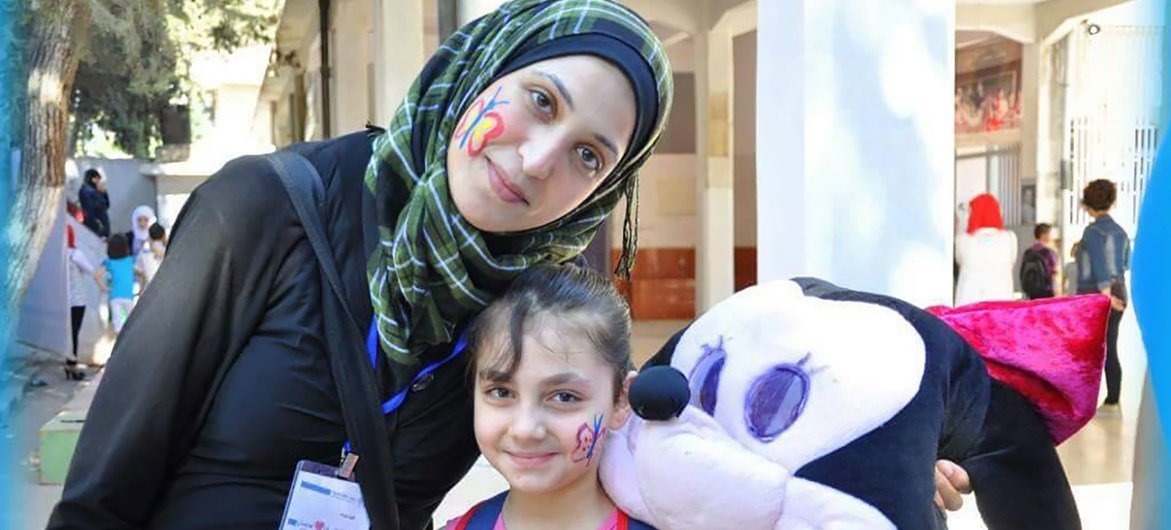 ديما النائب، مديرة مكتب صندوق الأمم المتحدة للسكان بدير الزور، سوريا، في إحدى المساحات الآمنة التي يوفرها الصندوق للنساء والفتيات. 