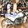 Autoridades e homens estão perto de um caminhão carregado com novas motocicletas Yamaha em Bissau, Guiné-Bissau.