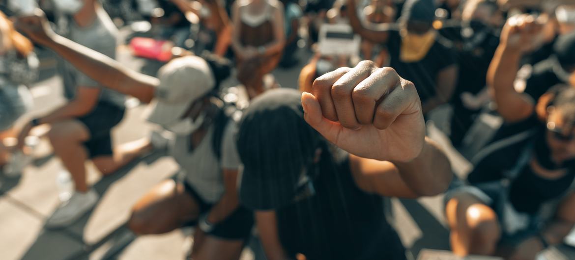 अमेरिका के नॉर्थ कैरोलीना में, लोग नस्लभेद के ख़िलाफ़ प्रदर्शन करते हुए.