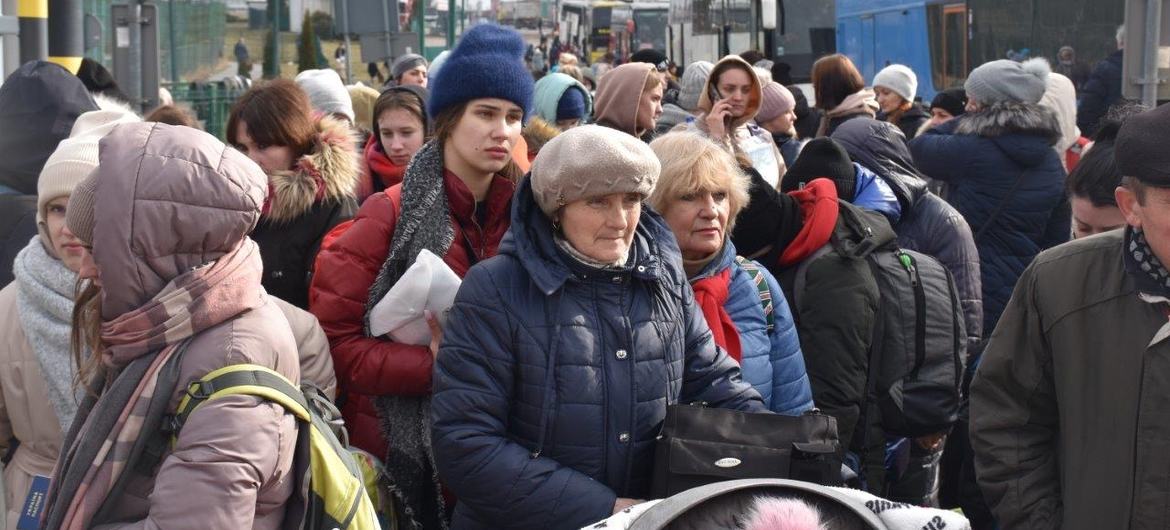 Беженцы из Украины переходят границу с Польшей. 