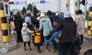 Des réfugiés ukrainiens à la frontière avec la Pologne.
