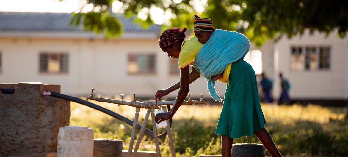 津巴布韦西南部城市布拉瓦约的一家乡村医院门外，一位母亲正在汲水。(2018年6月图片）