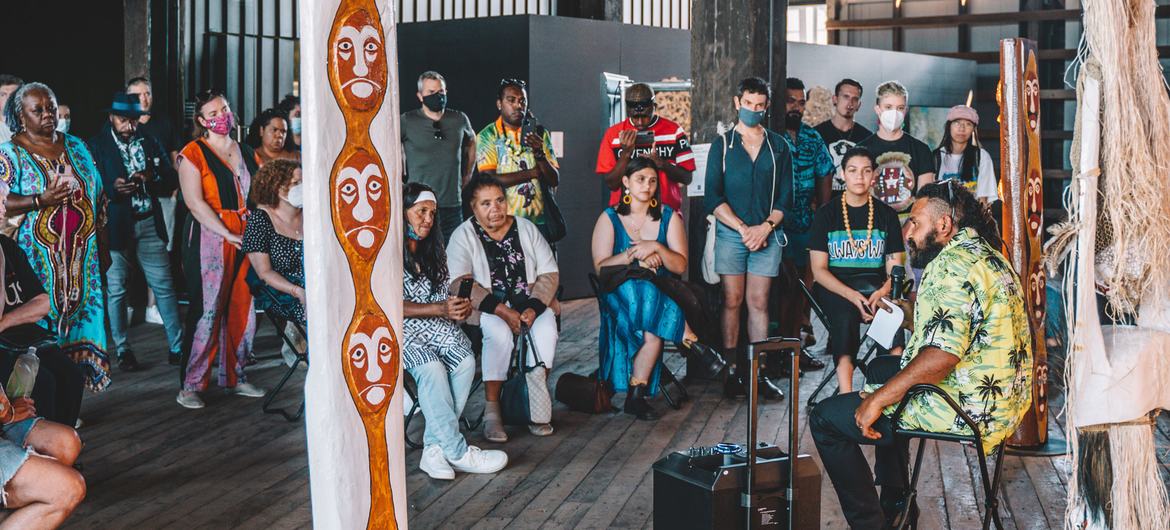 Yessie Mosby, una de las activistas climáticas de Torres Straits Eight, hablando en la Bienal de Sydney.