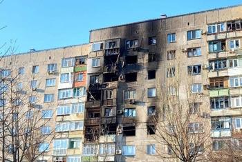 यूक्रेन के मारियुपोल में भारी बमबारी हुई और इमारतों को भीषण नुक़सान पहुँचा.